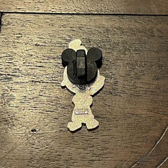 Disney Trading Pin - Chicken Little Small 2006 - Official Park Issue - Picture 2 of 3